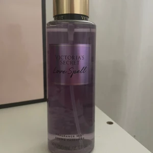 victoria’s secret bodymist - Endast testad en gång💞den är köpt nydligen! Säljer den angående att den inte passade mig i lukten!