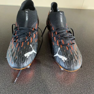 Puma future 5.1 storlek 44 sg - Skruvdubb ej originalsnören men går att fixa