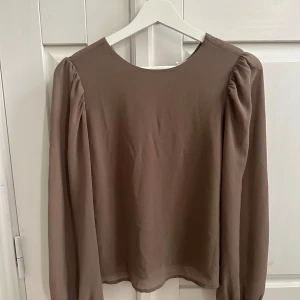 Blus  - Väldigt bra skick, knappt använd 