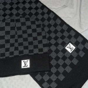 Luvion vuitton mösa - Fin luvion vuitton nästan aldrig använd om ni vill ha mer bilder är det bara att skriva😁