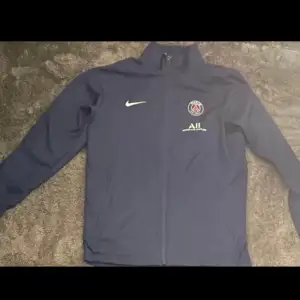 Psg Träningsset från Nike med Dri-Fit teknologi i fint skick