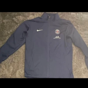 Psg set från Nike - Psg Träningsset från Nike med Dri-Fit teknologi i fint skick