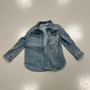 Jeans jacka -  Jeansjacka aldrig använd stor i storleken 