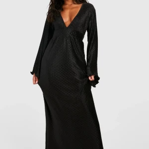 Lång klänning  - En helt ny lång klänning med prislappen på. Den är i storlek 42 men är mer en L eller M.