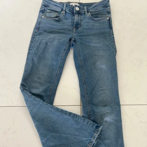 Gina Tricot jeans - Bootcut jeans i blå. Känns lite större i storleken än vad det är. Är i bra skick.