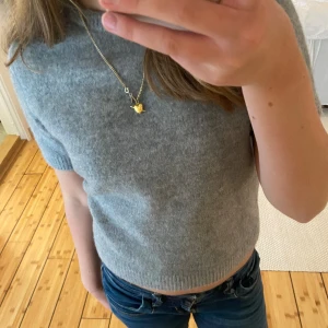 Stickad T-shirt  - Säljer denna super mjuka och söta tröjan💓använd 1 gång så den är i nyskick 
