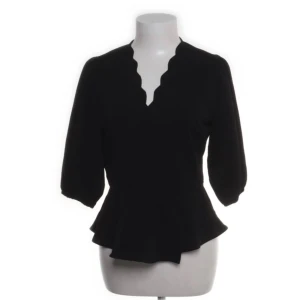 Omlott blus  - Super fin blus från NLY trend, lite kort på mig, saknas en knapp när man sätter fast tröjan på sidan, kan visa bild privat ☺️ storlek 38 passar också 36