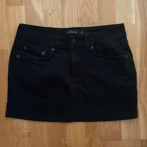 lågmidjad Svart jeanskjol - Snygg jeanskjol från twist and tango. Kontakta för fler bilder. 