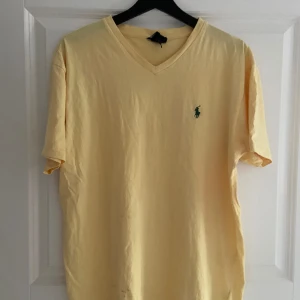 Polo Ralph lauren t-shirt - Gul V-ringad Ralph lauren t-shirt