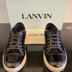 Sjukt fräscha Lanvin-skor i svart! De är EU 40 UK 5. De är i ett grymt skick och få tecken på användning. 2499kr (nypris: 4500kr). Lanvin-dustbag kommer med. Kan fraktas via Postnord / Instabox samma dag. Hör av dig vid frågor eller funderingar😊