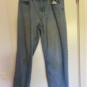 Baggy jeans - Baggy lågmidjade jeans från H&M, väl använda och har därför tappat formen en aning, därav priset. Strl 40 men passar även 42 och 38, beroende på hur man vill att de ska sitta.