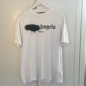 Palm Angels T-shirt  - Palm angels t-shirt Storlek S Modellen på bilden är 180cm   skick 6/10 Lite urtvättad  Nypris 2600kr Mitt pris 700kr Litet hål i tröjan, därav priset Kom privat för fler bilder