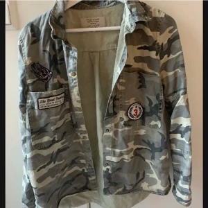 Zara kamouflage jacka - Jag säljer denna fina kamouflage jackan ifrån zara, är helt slutsåld överallt och mycket svår att få tag i! Jag säljer för 199, men skulle kunna tänka mig gå ner i pris vid snabb affär! Är i storlek M, men passar XS - M!