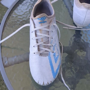 En låne fotbollskor  - Fotbollskor  