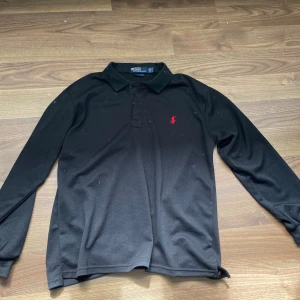 Långärmad Ralph lauren piké  - En riktigt snygg piké från Ralph lauren. Jättebra skick, inga hål. Skriv vid frågor. Storlek M men passar S