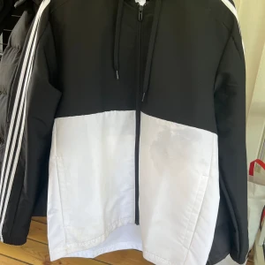 Adidas jacka  - Adidas jacka i storlek M i bra skick