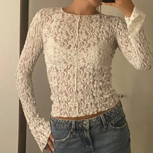 Lace topp - Vit lace topp från gina tricot i storlek XS.