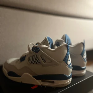 Nike Air Jordan Four Retro - Strl 37,5 Färg: Miltary blue 