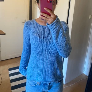 Blå stickad tröja  - Väldigt gullig blå stickad tröja som jag säljer pga att den inte kommer till användning, perfekt för hösten 