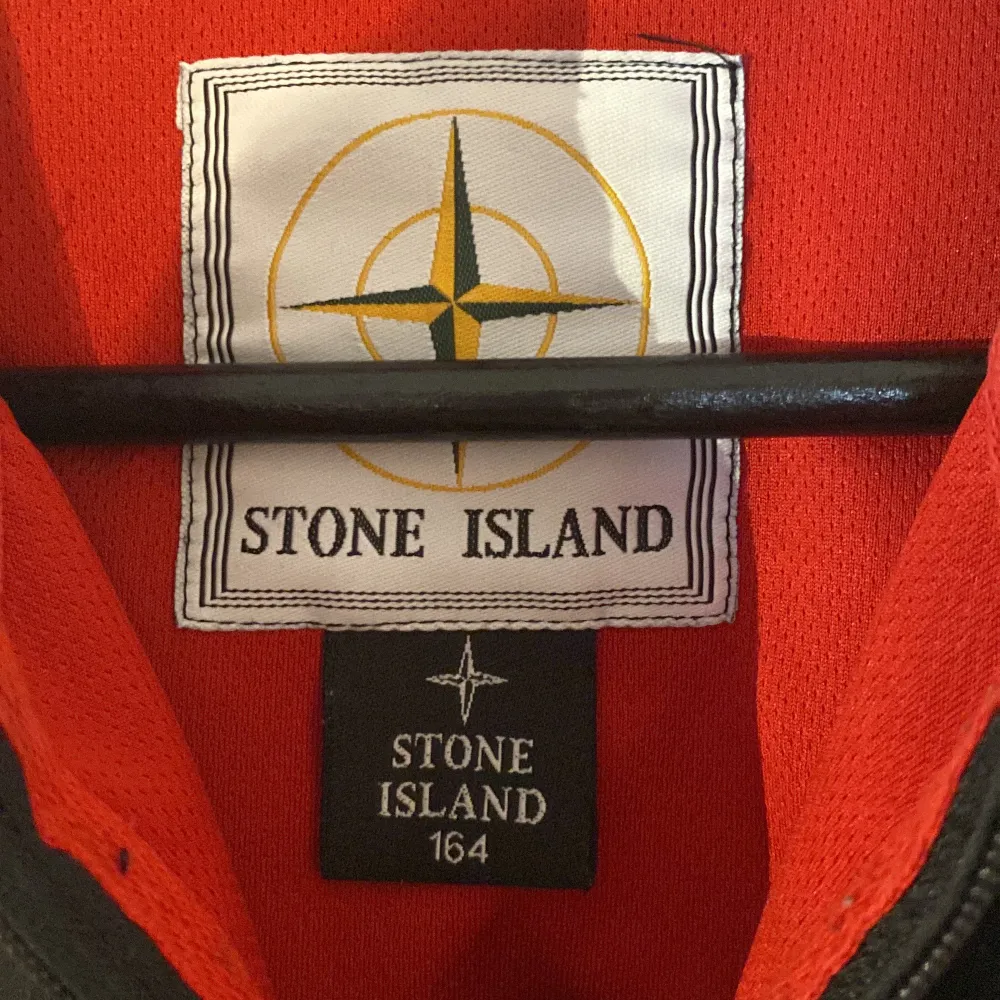 Hej! Jag säljer min Stone island jacka som är i jätte fint skick skulle säga 8/10 då de är lite ut stretchat i armarna och den saknar märke. Annars som ny. Hör av er om ni har några frågor.. Jackor.