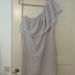 Off shoulder klänning - Säljer denna korta one shoulder klänningen som är prickig och superfin🥰