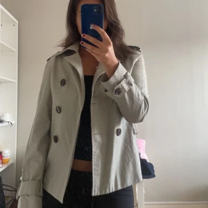 Kort trenchjacka - Säljer denna skitsnygga korta jacka, i M men skulle säga att den sister mer som en S. Kom priv för frågor 💕