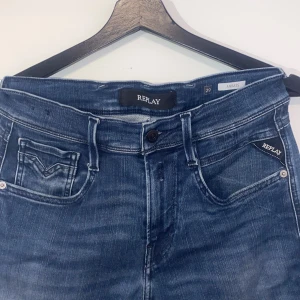 Replay anbass - Hej! Jag säljer mina replay anbass i storleken 29w 32L. De är så gott som helt nya i sicket. 10/10 skulle jag säga. De finns inga slitage på dem eller hål. Hör av er om ni har några frågor.