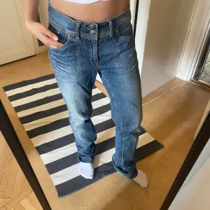 Coola raka jeans som kan sitta som lowwaist eller midwaist beroende på hur man vill ha dem. I bra skick förutom slitage vid hälarna, se bild. I storlek 42 men skulle säga att den passar mer en m 