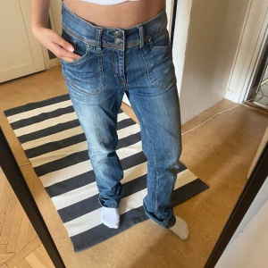Raka midwaist jeans  - Coola raka jeans som kan sitta som lowwaist eller midwaist beroende på hur man vill ha dem. I bra skick förutom slitage vid hälarna, se bild. I storlek 42 men skulle säga att den passar mer en m 