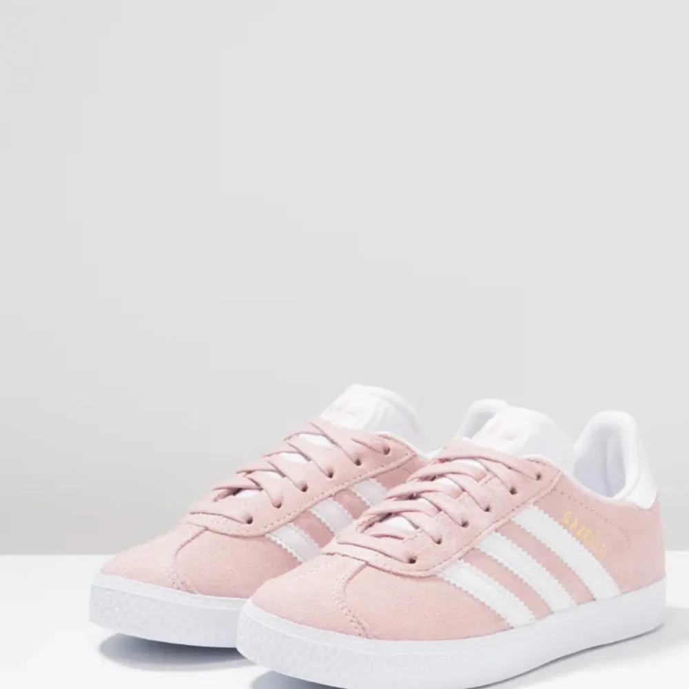 Säljer eller byter mina rosa adidas skor, dom har knappt används skriv privat för fler bilder. Kan diskutera priset. Skor.