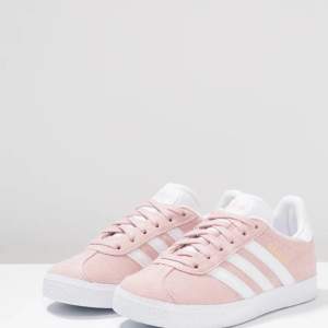 Säljer eller byter mina rosa adidas skor, dom har knappt används skriv privat för fler bilder. Kan diskutera priset