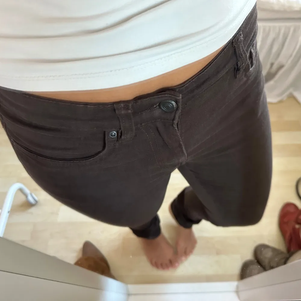 mörkgrå skinny jeans i storlek 36 från märket LOGG. mycket bra skick! innerbenslängd: 36 cm. midjemått tvärs över: 78 cm. Jeans & Byxor.