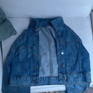 Jeansjacka - En fin jeansjacka i gott skick! Aldrig använt då den är för liten för mig. Inga skador på den heller. Köpte den för 399💕Pris går alltid att diskutera💕💕