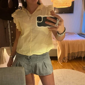 Gul volangblus - Säljer denna super somriga och fina blusen!!!⭐️