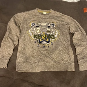 Kenzo sweatshirt  - Säljer den då den är för liten  (Skick 10/10) (storlek S)(Grå)