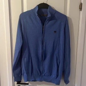 kofta - Bra skicka använd några gånger. Det står storlek XL men passar mer som en M/L  Normal pris 1200  Anledning till det låga priset är bara för jag vill av med den priset kan även diskuteras 