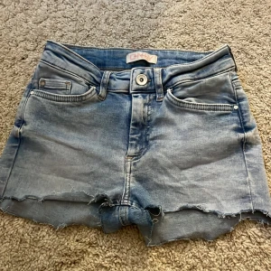 Low waist jeansshorts  - Riktigt sköna jeansshorts bra skick Stockholmsstil 