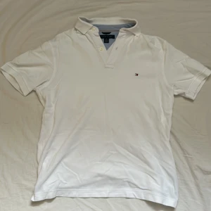 Tommy Hilfiger piké  - Vit Tommy Hilfiger piké tröja i storlek S, men den sitter mer som en M. Knappt använd, pris kan diskuteras