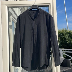 Linne skjorta  - Säljer nu denna svarta linne skjortan i storlek S då den blivit för liten. Skick 9/10. Hör av dig om ytterligare frågor!