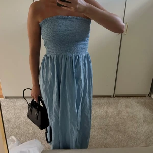 Bandeuklänning - Klänning från BikBok i midilängd. I bra skick🌸