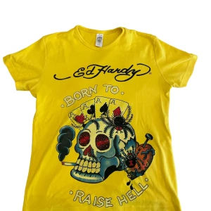 Ed Hardy T-shirt - Ed Hardy tee i perfect cond. Size M men passer S/M