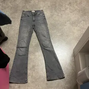 Köpta på jeansbolaget från märket only för 450 kr. Dem är i bra skick och dem är i midwaist 