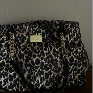 Victoria Secret Leopard väska - Säljer denna jättefina väska med det trendiga leopard mönstret från Victoria Secret då den tyvärr inte kommit till någon användning. Den har jättefina gulddetaljer som kedjan och märket som är lite svårt att se på bilden. Den är även i perfekt skick🥰