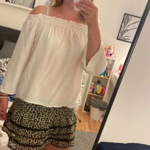 Vacker vit tröja - Jätte bra slick andvändt 1 gång säljer p ga inte används veta mer? kontakta mej