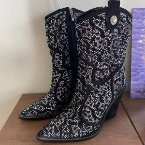 Ett par cowboy boots med rhinestones, använda 2 gånger, köpta i polen där av är märket okännt💘