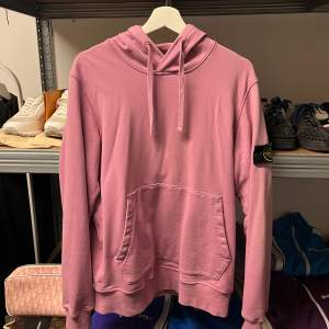 WTS Stone Island Hoodie- Pink Storlek: Medium Skick: 9/10 Pris: 1800:-    Vänligen hör av dig vid frågor eller önskemål om mer bilder osv.