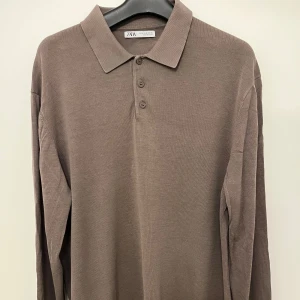 Brun långärmad pikétröja från Zara - En brun långärmad pikétröja från Zara i storlek M.  Tröjan är i bra skick!