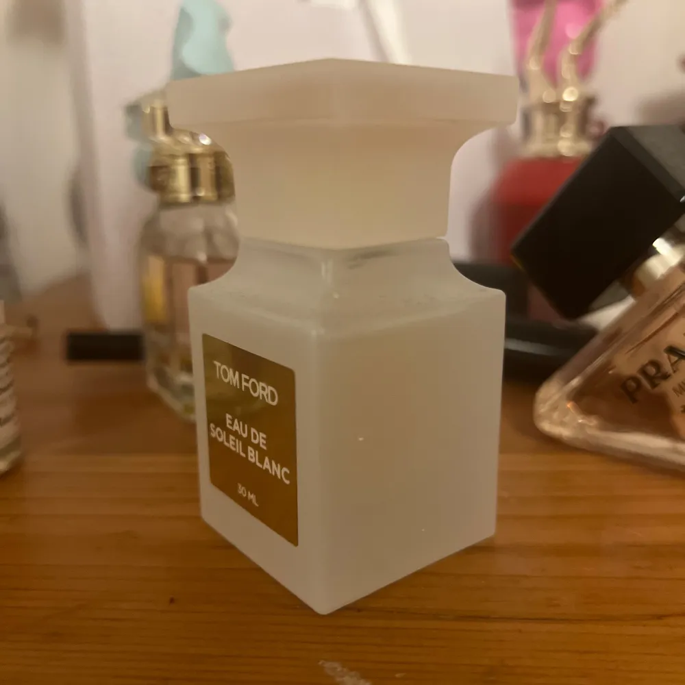 Tom Ford Eau de Soleil Blanc är en eau de toilette i en elegant vit frostad flaska med en guldetikett. Flaskan rymmer 30 ml av doften. Använd två gånger.. Parfym.