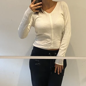 Vit tröja  - Snygg vit tröja. Använts en gång. Är i storlek L men passar mig som är storlek xs/s. 💖💖