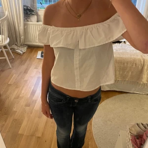 Blus - En offshoulder topp. Den har band som man ser på andra bilden, men dom kan man bara vika ner om man vill som jag gör❤️❤️